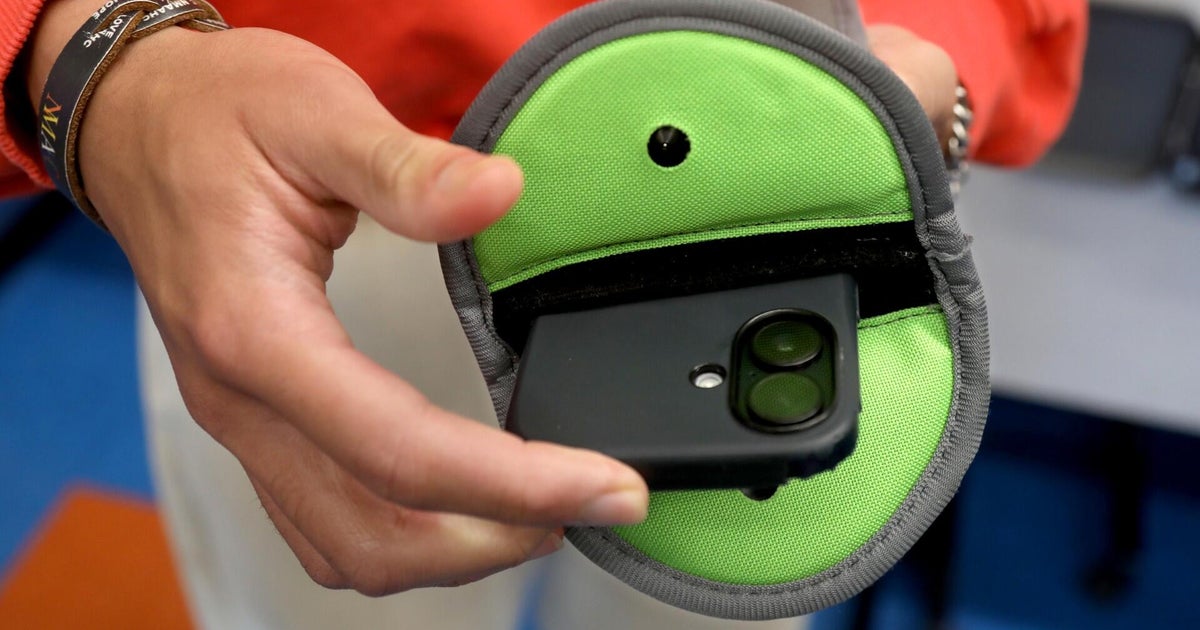 schools-cellphone-ban-magnetic-pouch